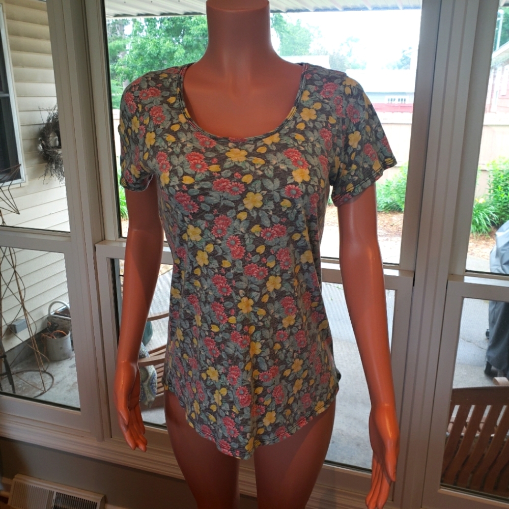 LulaRoe tshirt size small